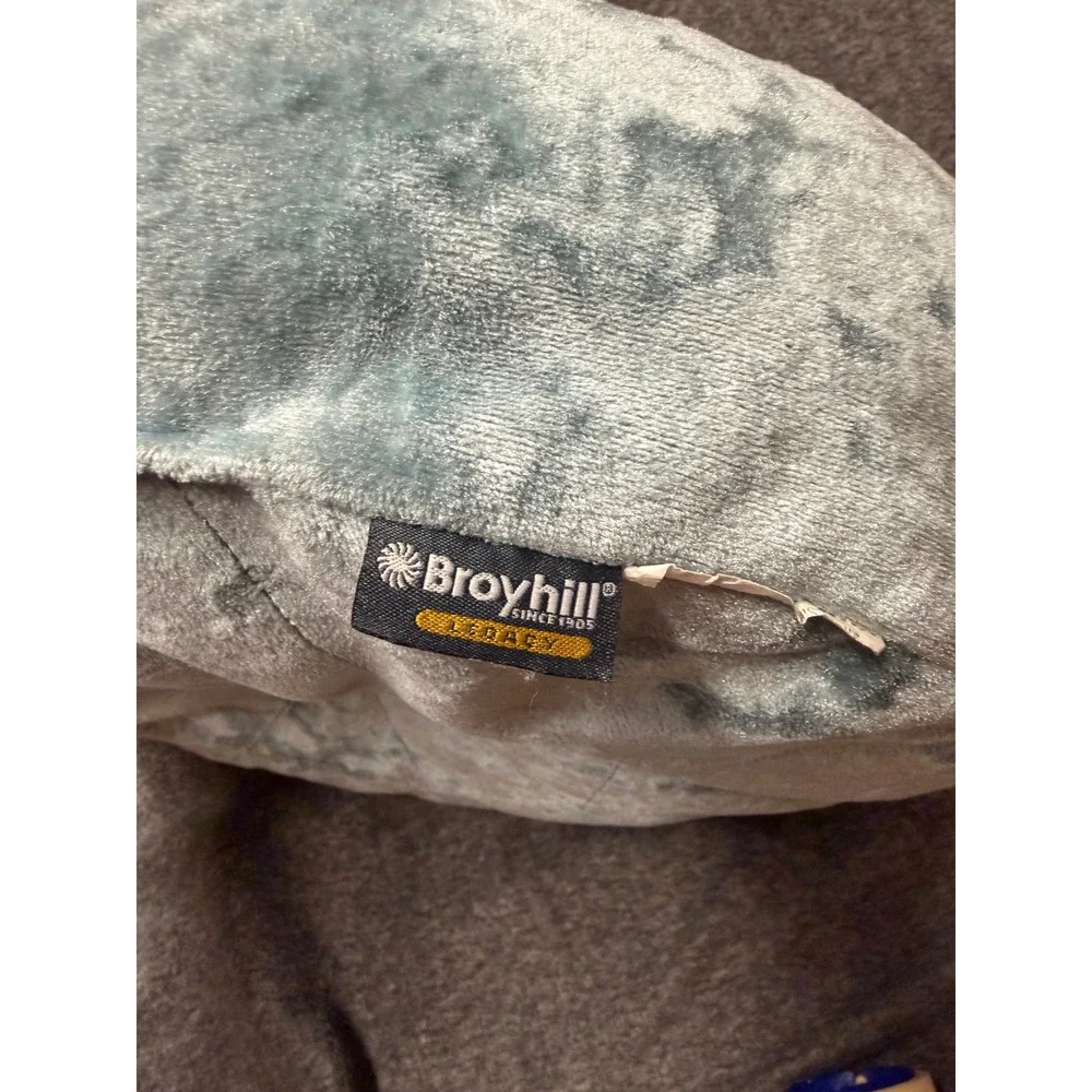 Broyhill Legacy Round Crushed Velvet Throw Pillow Blue Quilted  Button Tufted